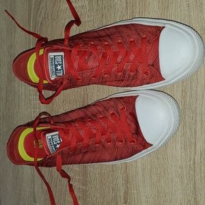 Like new Converse Chuck Taylor sneaker. Men's 11.